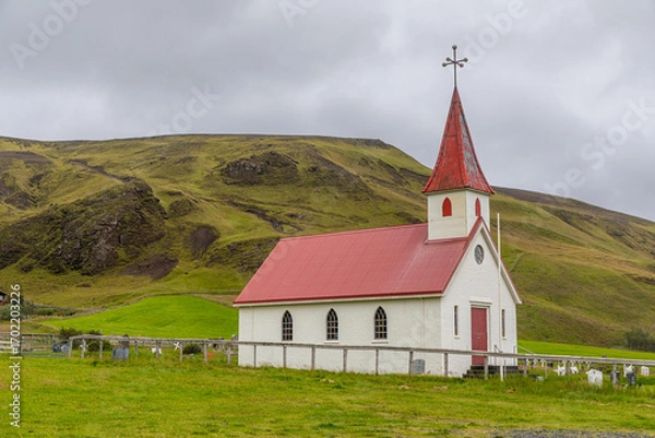 Fototapeta Église de Reyniskirkja, sur le chemin de la plage de Reynisfjara, dans le sud de l'Islande