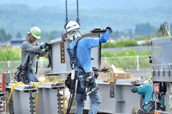 Fototapeta 建築工事現場で働く男たち
