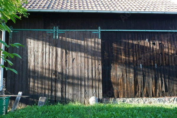 Fototapeta Alte Scheune in einem Bauernhof in Brandenburg