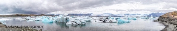 Fototapeta Panorama sur la spectaculaire lagune glacière de Jökulsárlón avec l'incroyable camaïeu de bleus de ses icebergs, dans le sud de l'Islande