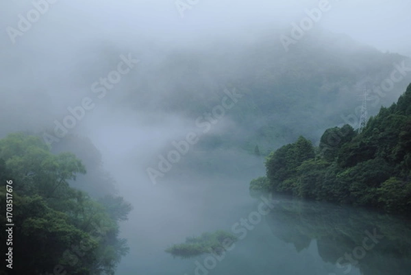 Fototapeta 霧がかかっている岐阜県揖斐川町の川