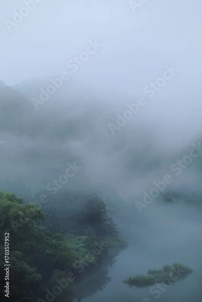 Obraz 霧がかかっている岐阜県揖斐川町の川と島