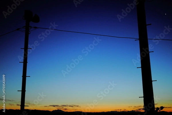 Obraz 夜明けの岐阜県池田町の２本の電柱のシルエット