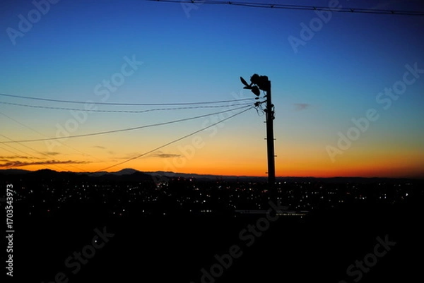Fototapeta 夜明けの岐阜県池田町の風車と街のシルエット