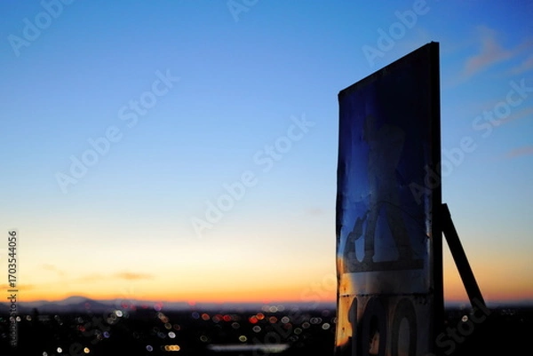 Fototapeta 夜明けの岐阜県池田町の工事看板