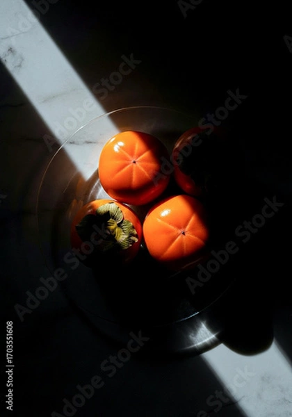 Fototapeta 大理石のテーブルの上の柿