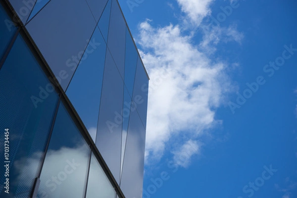 Obraz 青い空と現代的な壁