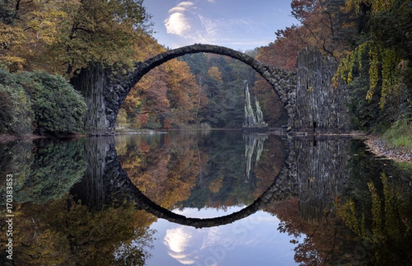 Fototapeta Devil's bridge in Kromlau in autumn coat