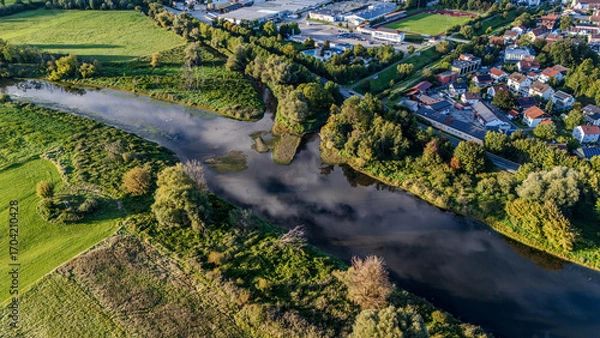 Fototapeta Naturlandschaft mit Flussverlauf und Umgebung in der Nähe einer Kleinstadt am frühen Morgen