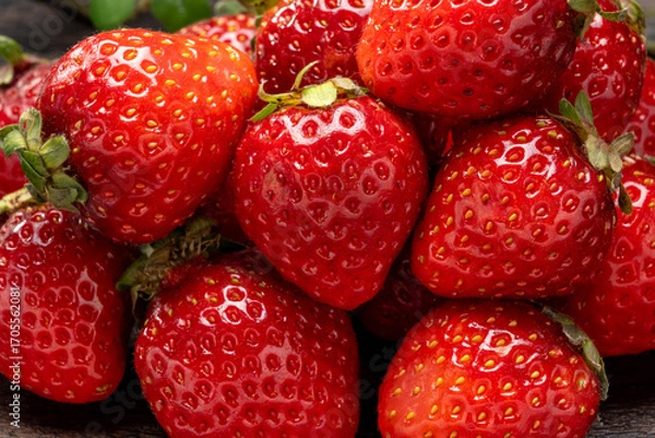 Fototapeta 木製テーブルに並べた新鮮ないちご
