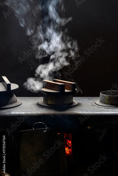 Fototapeta 湯気と炎がゆらめく古民家のかまど
