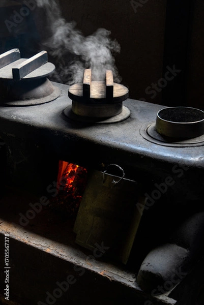 Fototapeta 湯気と炎がゆらめく古民家のかまど