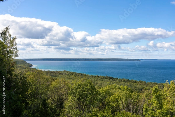Obraz View of Georgian Bay from Grieg's Caves in Ontario, showcasing the breathtaking scenery of lush forests meeting the expansive blue waters.