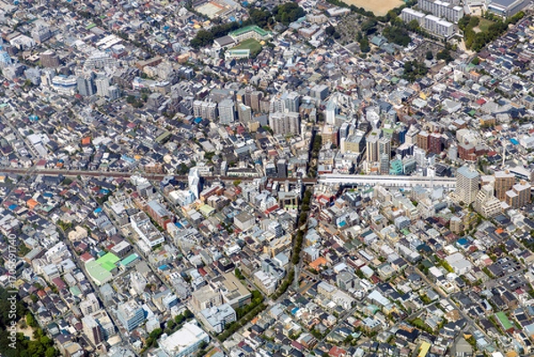 Obraz 東急東横線の都立大学駅付近の街並みを空撮