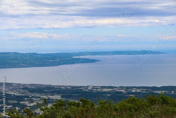 Fototapeta 春の佐渡島。白雲荘より真野湾を望む。遠くには小木半島が見える。