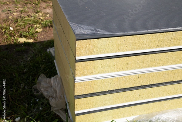 Fototapeta Sengvich panels. Assembly of a commercial building from Sengvich panels.