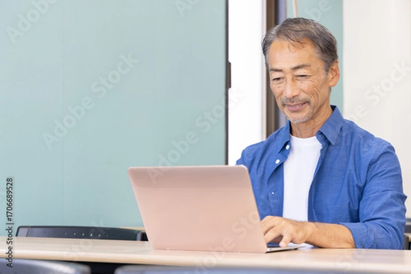 Fototapeta ノートパソコンを使うシニア男性