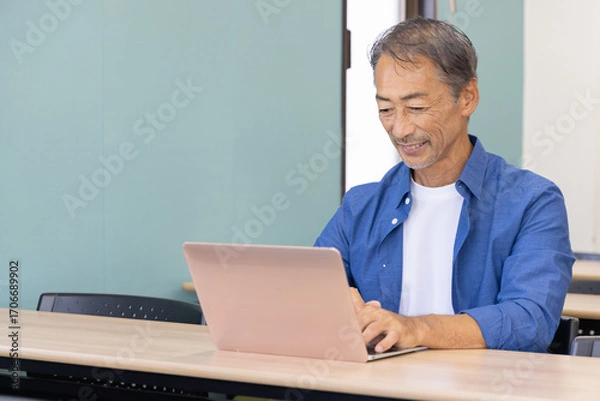Fototapeta ノートパソコンを使うシニア男性