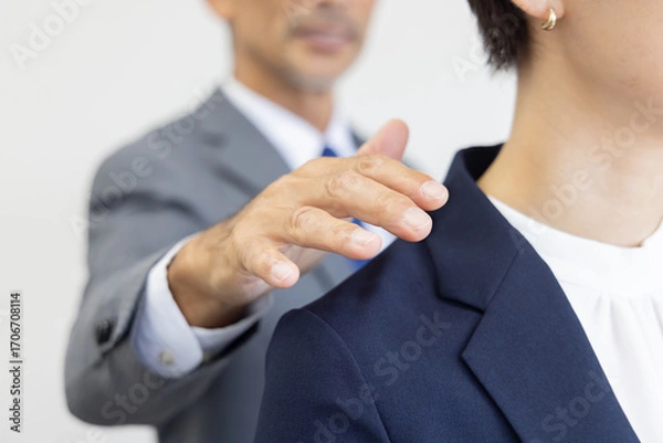 Fototapeta 上司を気軽に呼び止める女子社員　仲良し