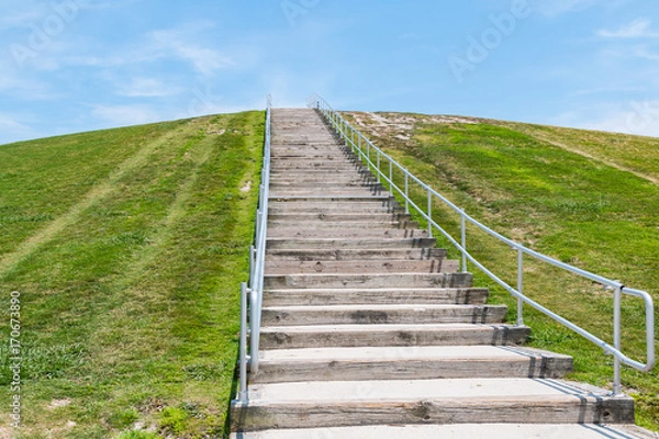 Obraz The steep stairway to the top of Mount Trashmore in Virginia Beach, Virginia.  A former landfill on the site was converted to a city park in 1974.  