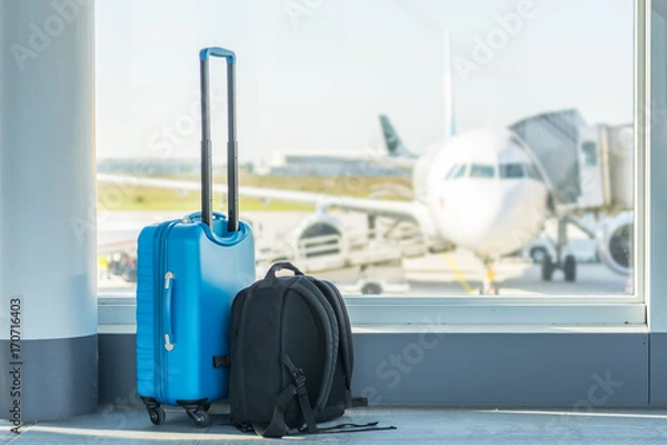 Obraz Bagaż podręczny przed samolotem
