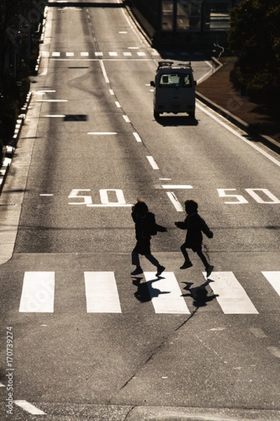 Obraz 横断歩道を渡る二人の子供、シルエット