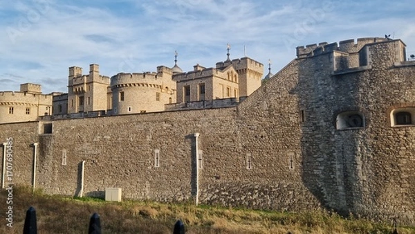 Obraz Historic Tower of London showcasing medieval architecture in the heart of the city.
