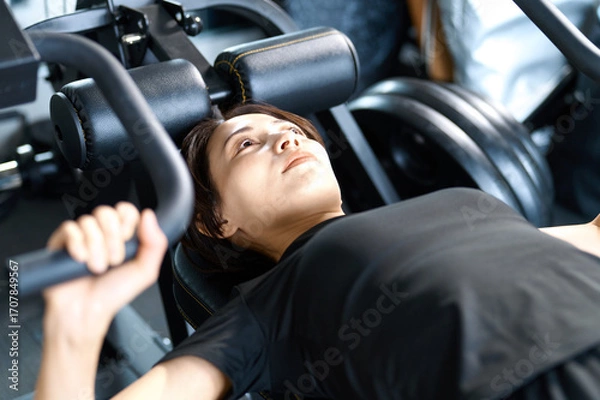 Obraz スポーツジム　トレーニング　筋トレ　女性
