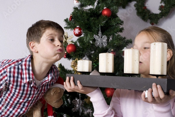 Obraz junge pustet kerzen aus