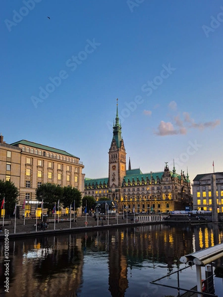 Fototapeta 02.09.2025 Hamburg, Germany. the center of Hamburg at night in Germany, a rathaus and a square in the old town