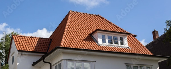 Obraz dach domu z czerwoną dachówką