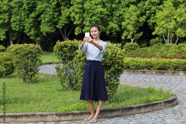 Fototapeta スマートホンをつかっている若い女性