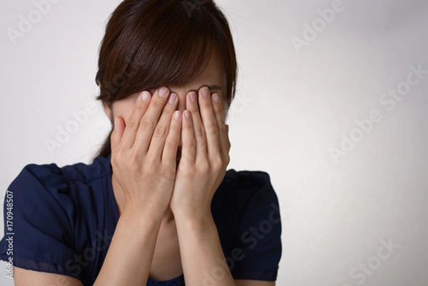 Fototapeta 悲しむ女性