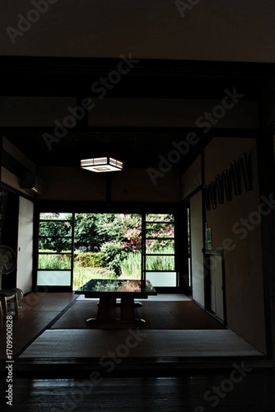 Obraz 島原武家屋敷の庭が映るテーブルのある景色