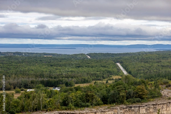 Obraz A picturesque view of the Cup and Saucer Trail on Manitoulin Island, showcasing the natural beauty and lush greenery of Ontario's iconic hiking destination.