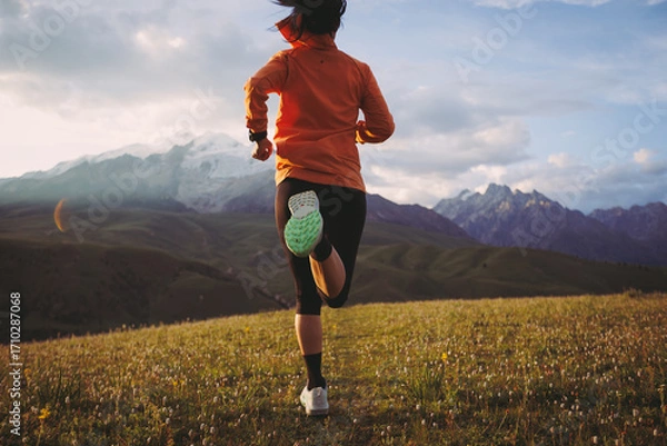 Fototapeta Trail runner running on the high altitude grassland mountain top