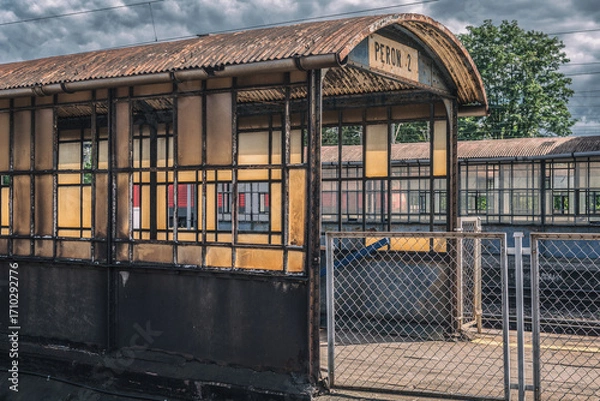 Obraz RAILWAY STATION IN ZBASZYN - Very, very old and historic shelter over the stairs to the passage tunnel to the platforms