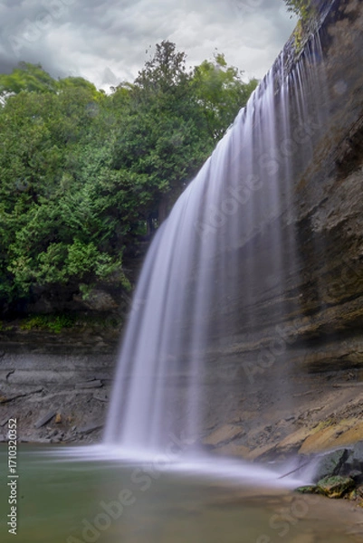 Obraz Bridal Veil Falls on Manitoulin Island offers a serene and picturesque glimpse into Ontario's natural beauty with its cascading waters and lush surroundings.