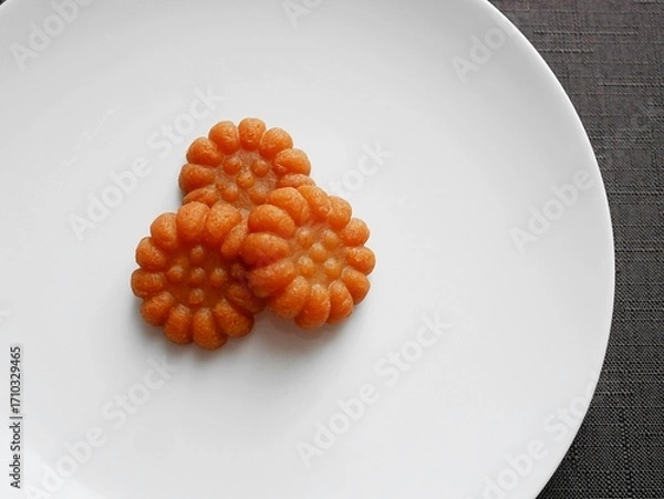 Obraz 白い皿の上の韓国の伝統菓子「薬菓」（ヤッカ）