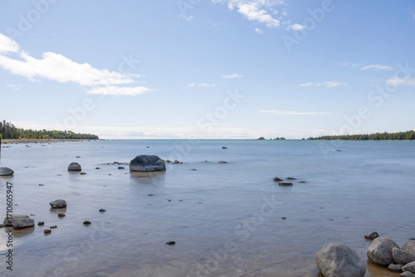 Obraz The pristine waters and serene shoreline of Misery Bay Provincial Park highlight the tranquil beauty of Manitoulin Island, Ontario.