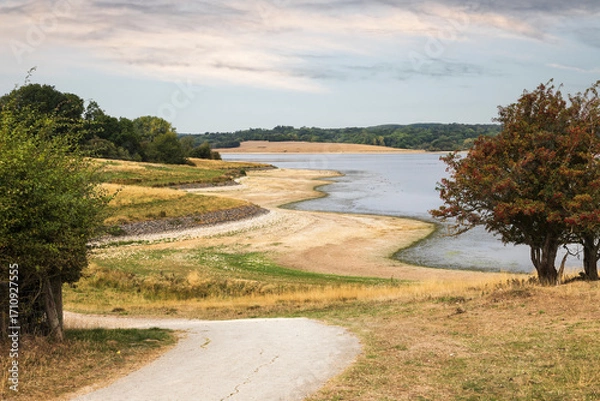 Fototapeta Dry Summer/An image showing the dry banks of Rutland Water during the dry hot summer of 2025, shot at Rutland Water, Rutland, England, UK.