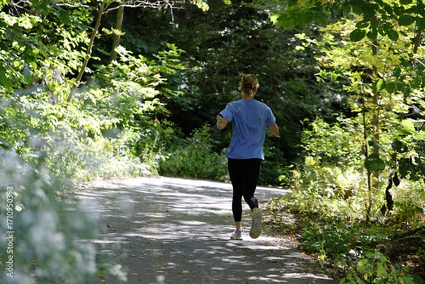 Fototapeta Une coureuse dans le bois