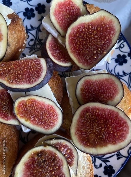Obraz figs on a plate with cheese 