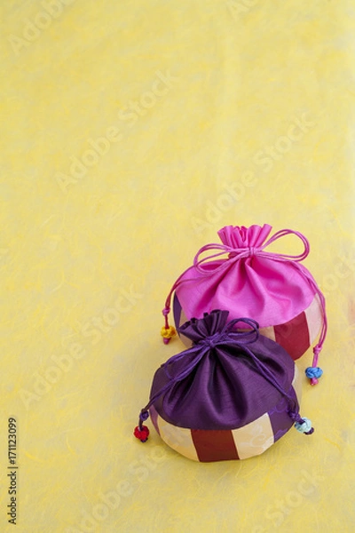 Obraz 한지배경의 복주머니