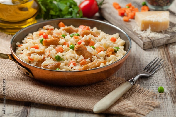 Obraz Pyszne risotto z kurczakiem i zielonym groszkiem.