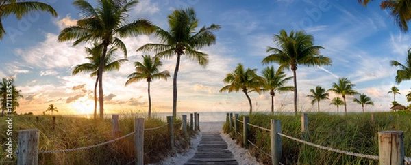 Fototapeta Panorama z kładki na plażę Smathers o wschodzie słońca - Key West na Florydzie.