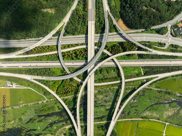 Fototapeta Aerial view of highway junction with traffic on the road. 고속도로 교차로.	
