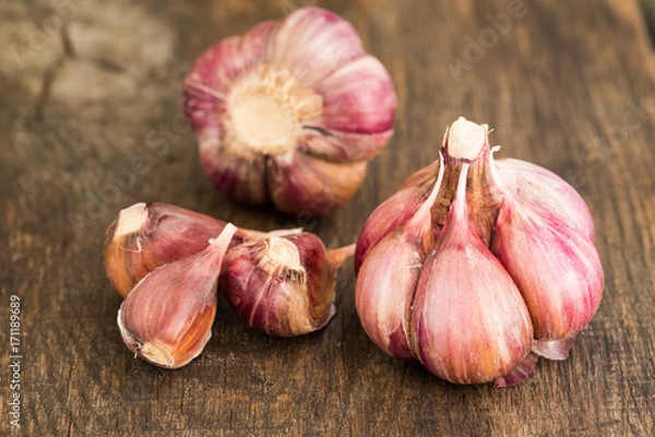Fototapeta Garlic. Fresh Red Garlic Bulb And Garlic Cloves On Wooden Board Close Up.