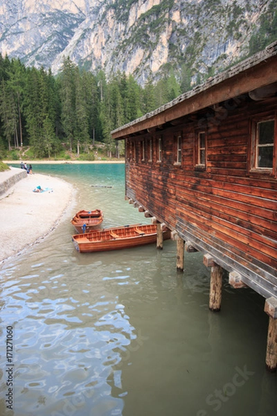 Fototapeta baita sul lago di Braies - Dolomiti