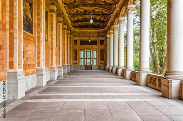 Fototapeta Niemcy, Baden-Baden, 19 sierpnia 2017: Architektura z kolumnami w Baden-Baden, Niemcy